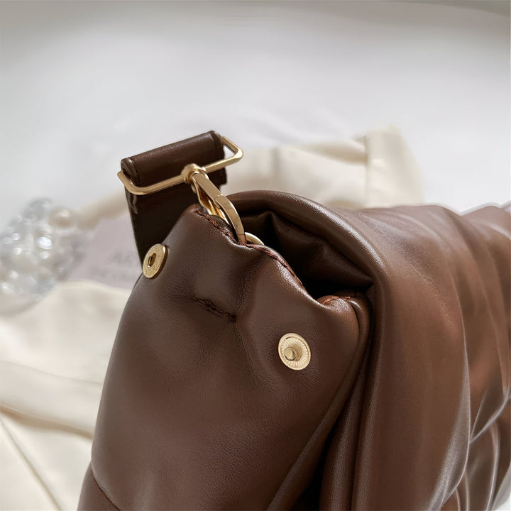 Sac marron en cuir souple, vue rapprochée sur attache et bouton pression dorés., 46193889476832,46193889509600,46193889542368,46193889575136