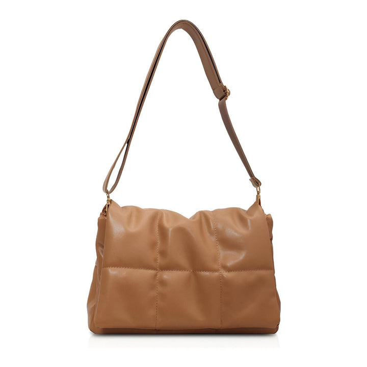 Sac à main camel matelassé avec bandoulière sur fond blanc., 46193889476832,46193889509600,46193889542368,46193889575136