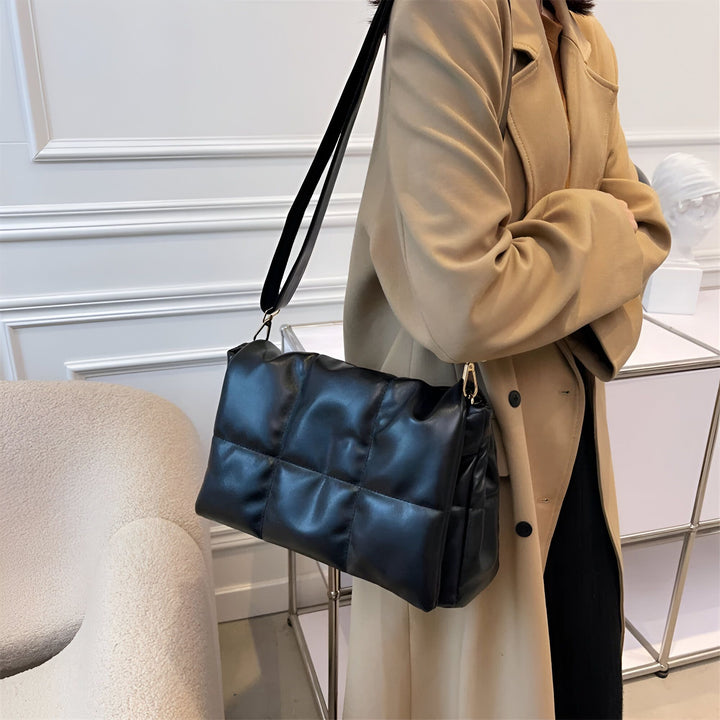 Femme avec manteau beige et sac noir matelassé, 46193889476832,46193889509600,46193889542368,46193889575136