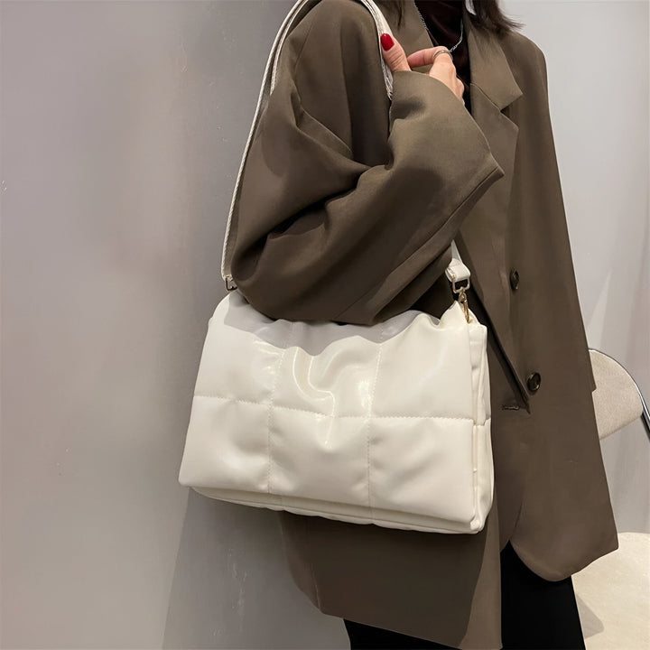 Personne portant un sac matelassé blanc en bandoulière avec un blazer marron., 46193889476832,46193889509600,46193889542368,46193889575136