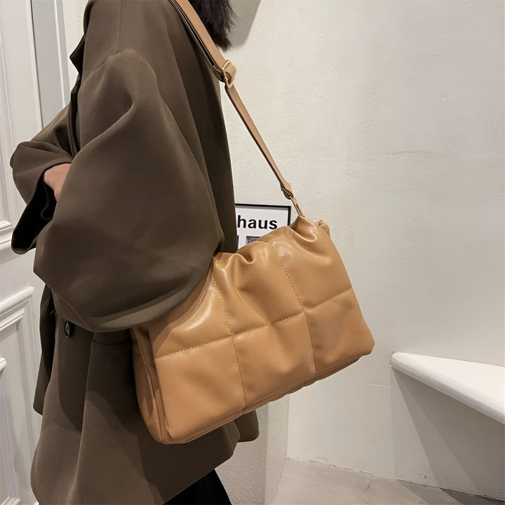 Sac bandoulière matelassé camel porté sur une épaule, 46193889476832,46193889509600,46193889542368,46193889575136