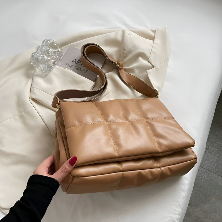 Sac bandoulière matelassé camel tenu à la main, 46193889476832,46193889509600,46193889542368,46193889575136