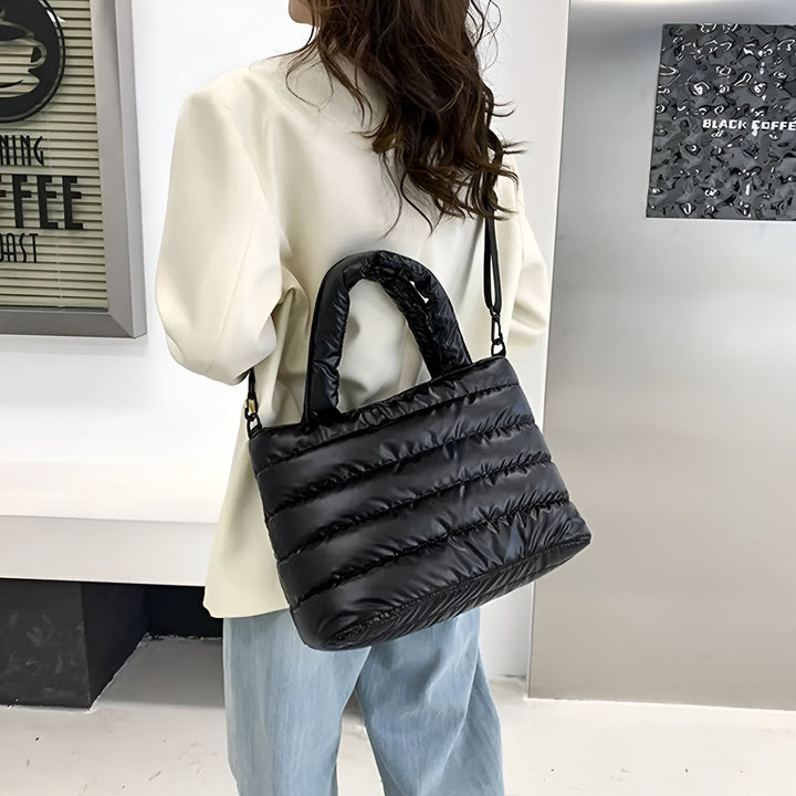 Sac cabas matelassé noir porté par une personne., 46193876926688,46193876959456,46193876992224,46193877024992,46193877057760