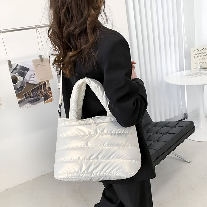 Sac tote bag blanc matelassé porté par une femme., 46193876926688,46193876959456,46193876992224,46193877024992,46193877057760