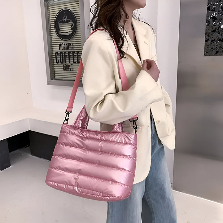 Sac cabas rose métallisé matelassé avec bandoulière porté par une personne., 46193876926688,46193876959456,46193876992224,46193877024992,46193877057760