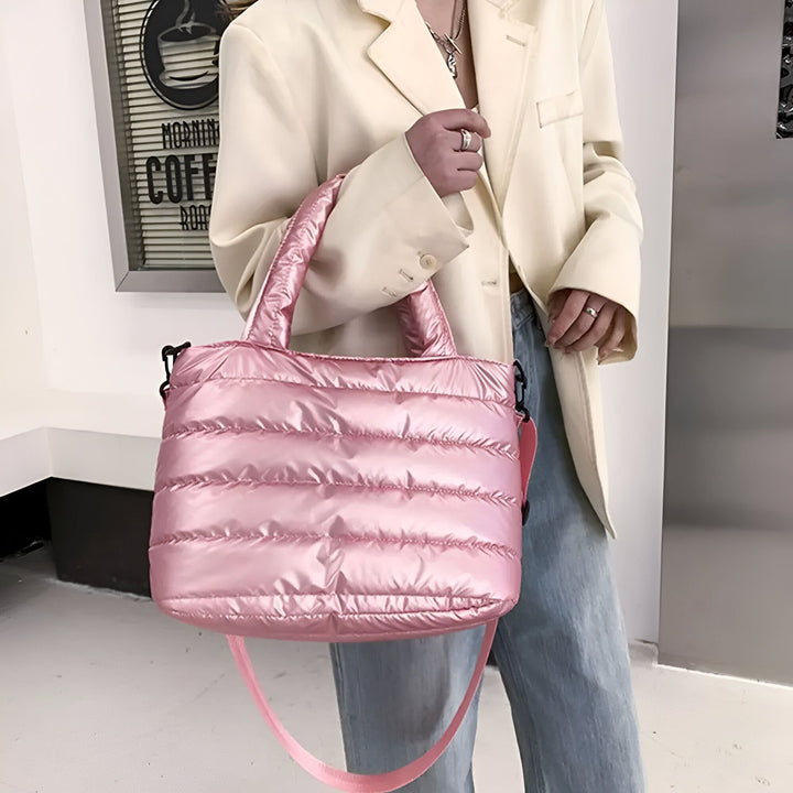 Sac tote matelassé rose brillant porté., 46193876926688,46193876959456,46193876992224,46193877024992,46193877057760