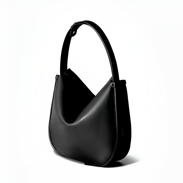 Sac à main noir forme croissant en cuir sur fond blanc, 46193866113248