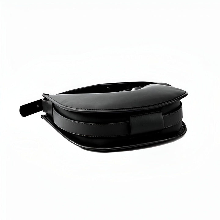 Sac noir en cuir posé sur le côté sur fond blanc., 46193866113248