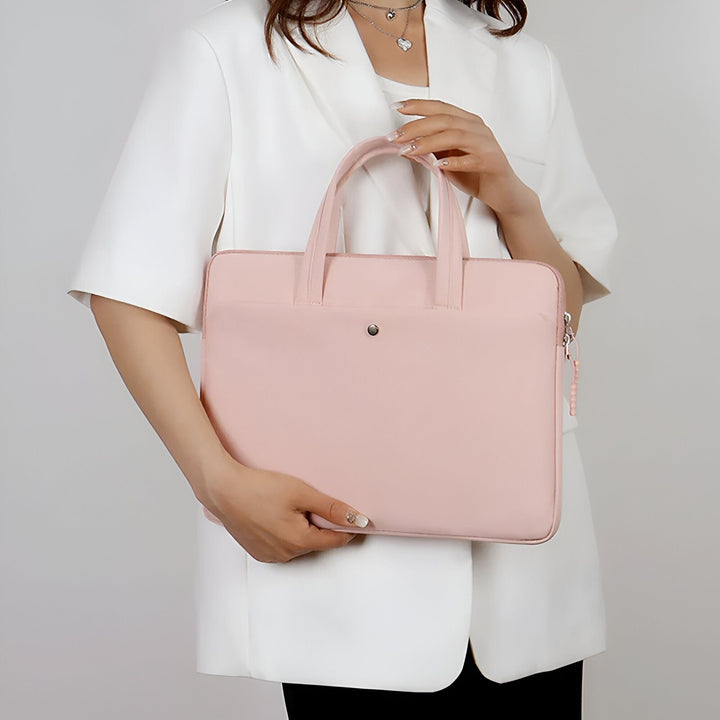 Femme tenant un sac d'ordinateur portable rose clair, 46193912512736,46193912545504,46193912578272,46193912611040,46193912643808,46193912676576,46193912742112,46193912774880,46193912807648,46193912840416,46193912873184,46193912905952,46193912938720,46193912971488,46193913004256