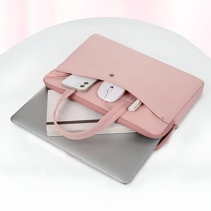 Sacoche rose pour ordinateur portable posée sur un laptop, avec téléphone, souris et stylo., 46193912512736,46193912545504,46193912578272,46193912611040,46193912643808,46193912676576,46193912742112,46193912774880,46193912807648,46193912840416,46193912873184,46193912905952,46193912938720,46193912971488,46193913004256