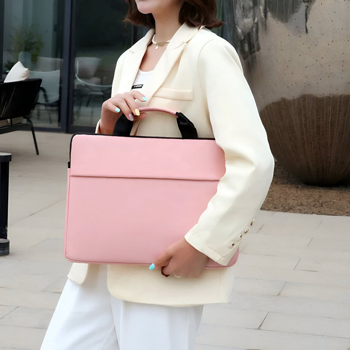 Pochette rose pour ordinateur portable tenue par une personne en blazer., 46193908744416,46193908777184,46193908809952,46193908842720,46193908875488,46193908908256,46193908941024,46193908973792,46193909006560,46193909039328,46193909072096,46193909104864