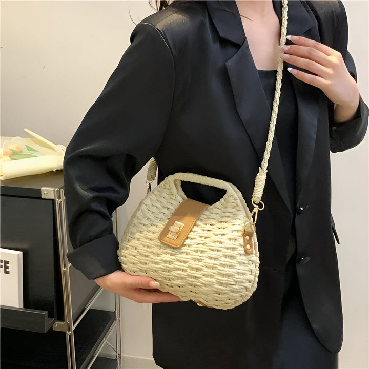 Sac à main en paille tressée beige avec rabat en cuir marron et bandoulière fine., 46193945903328,46193945936096