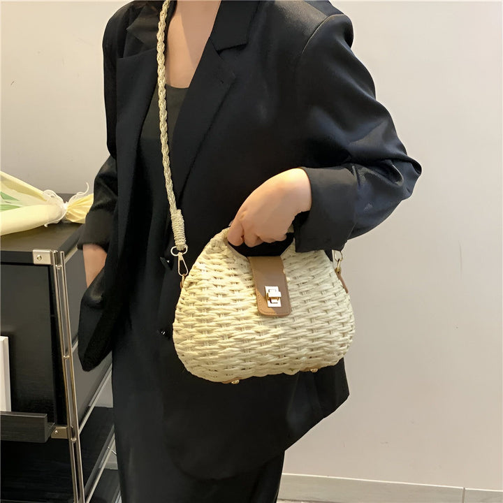 Personne tenant un sac en paille tressée avec un rabat marron, 46193945903328,46193945936096