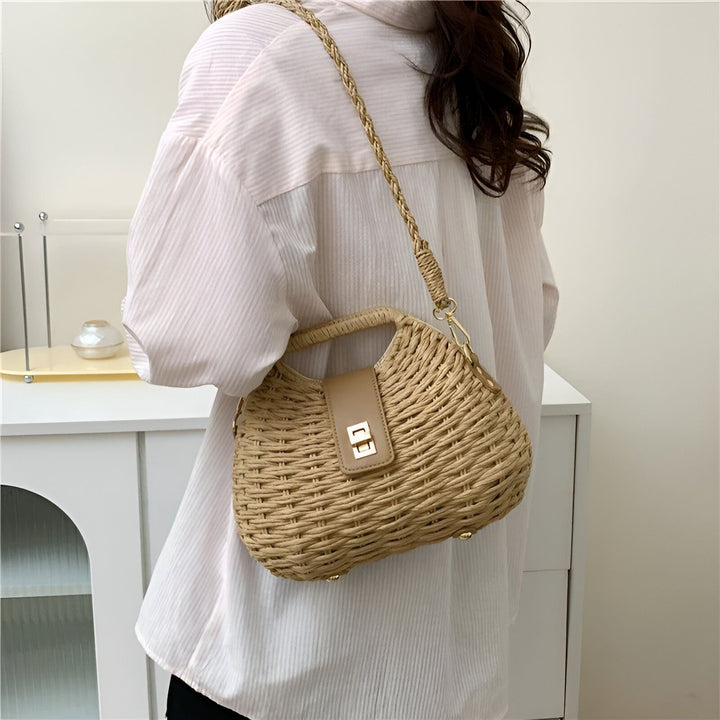 Sac en paille beige tressée avec rabat cuir et fermoir doré, porté épaule par une femme., 46193945903328,46193945936096
