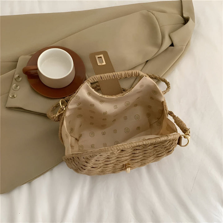 Sac en paille tressée beige ouvert, posé près d'un blazer et d'une tasse à café., 46193945903328,46193945936096