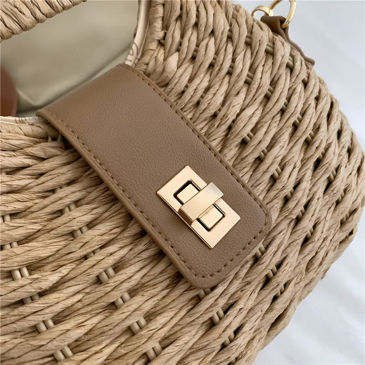 Gros plan du fermoir doré et de la lanière en cuir marron d'un sac en paille., 46193945903328,46193945936096