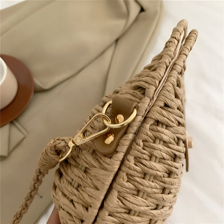 Détail de sac en paille tressée beige avec attache et cuir dorés., 46193945903328,46193945936096