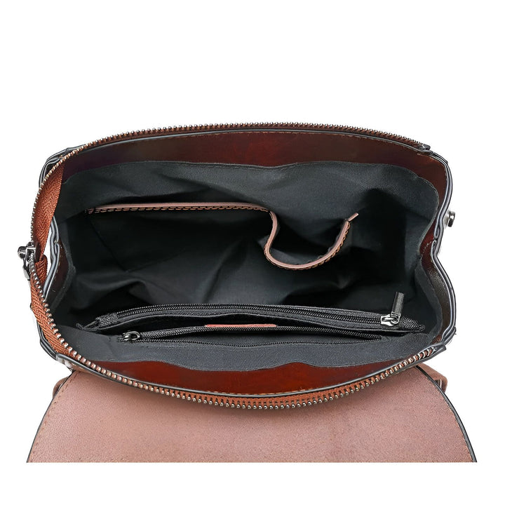 Intérieur ouvert d'un sac à dos ou sac en cuir marron, montrant les compartiments et fermetures éclair internes., 46193898586336,46193898619104,46193898651872