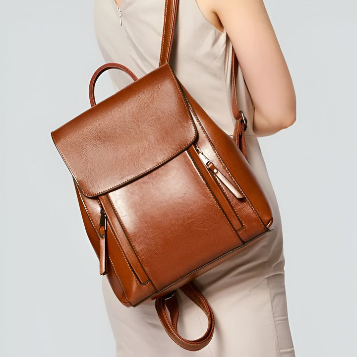 Sac à dos en cuir marron avec rabat et fermetures éclair, porté par une femme, 46193898586336,46193898619104,46193898651872