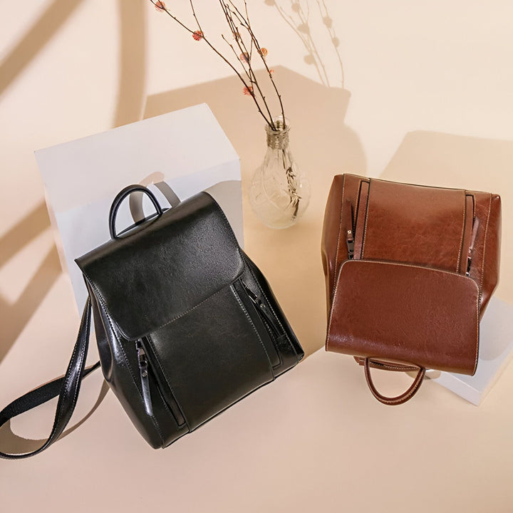 Deux sacs à dos en cuir, un noir et un marron., 46193898586336,46193898619104,46193898651872