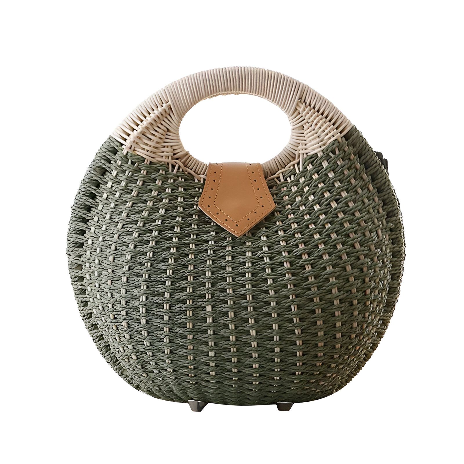 Un sac à main rond en osier vert avec une poignée en osier beige et une fermeture en cuir brun.