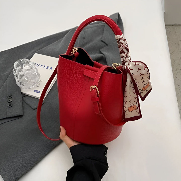 Sac seau rouge en cuir avec bandoulière et foulard à motif sur la poignée., 46194006720736,46194006753504
