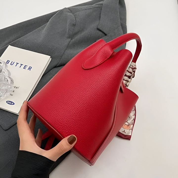 Sac à main seau rouge en cuir avec poignée et foulard décoratif., 46194006720736,46194006753504