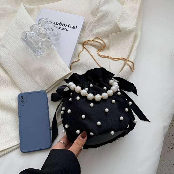 Sac bandoulière noir orné de perles, avec chaîne dorée et rubans., 46194007572704