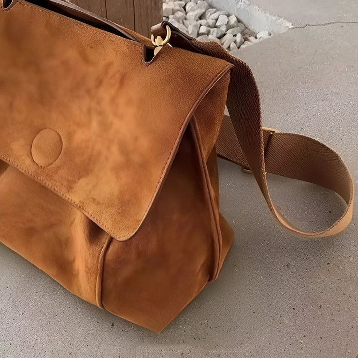 Sac bandoulière marron en cuir avec détail sur le rabat., 46193886396640,46193886429408