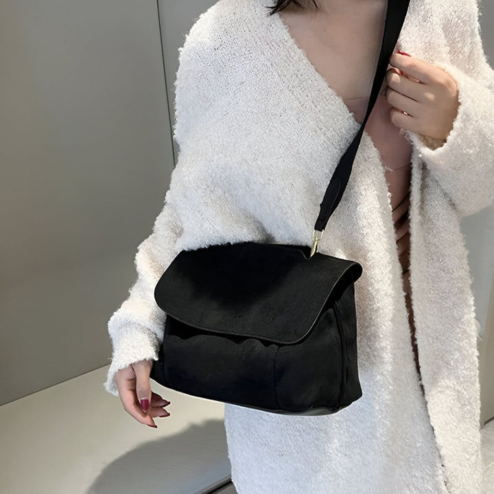 Sac à bandoulière noir porté par une personne en cardigan blanc, 46193886396640,46193886429408