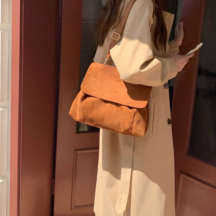 Sac à bandoulière en daim marron porté avec un trench coat beige, 46193886396640,46193886429408