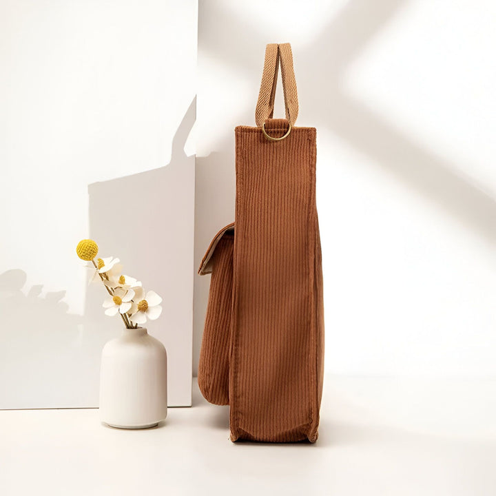 Sac cabas marron en velours côtelé posé à côté d'un vase de fleurs, 46193957503200,46193957535968,46193957568736,46193957601504