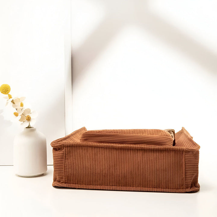 Boîte de rangement marron en velours côtelé avec un vase de fleurs sur fond blanc., 46193957503200,46193957535968,46193957568736,46193957601504
