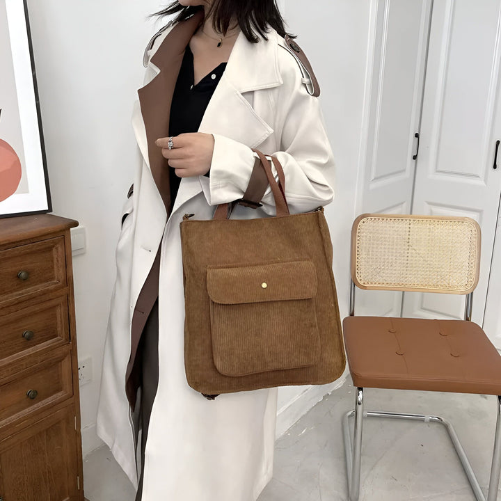 Femme portant un trench blanc et un sac tote bag marron en velours côtelé., 46193957503200,46193957535968,46193957568736,46193957601504