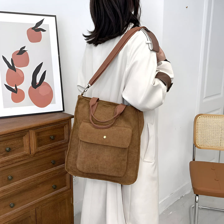 Personne portant un sac cabas marron en velours côtelé sur l'épaule., 46193957503200,46193957535968,46193957568736,46193957601504