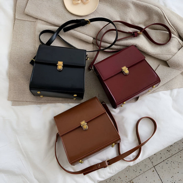 Trois sacs à main carrés noirs, bordeaux et marron avec fermoir doré., 46194026971360,46194027004128,46194027036896