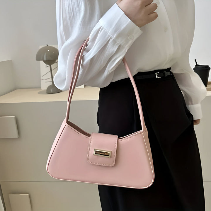 Femme portant un sac baguette rose pâle avec fermoir doré., 46193943445728,46193943478496,46193943511264,46193943544032,46193943576800,46193943609568