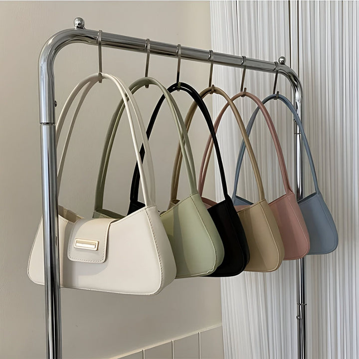 Sacs à main baguette de différentes couleurs : blanc, vert, noir, beige, rose, bleu sur un porte-sacs., 46193943445728,46193943478496,46193943511264,46193943544032,46193943576800,46193943609568