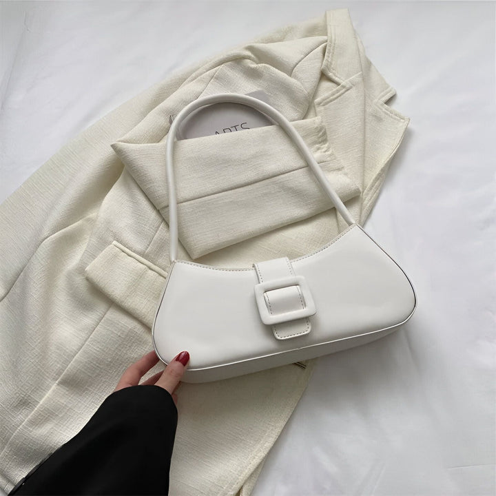 Sac bandoulière blanc brillant avec boucle sur veste texturée., 46193943707872,46193943740640,46193943773408,46193943806176