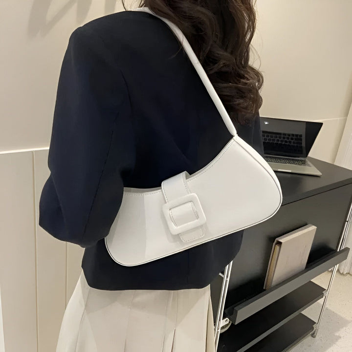 Sac baguette blanc avec détails boucle, porté sur l'épaule, 46193943707872,46193943740640,46193943773408,46193943806176