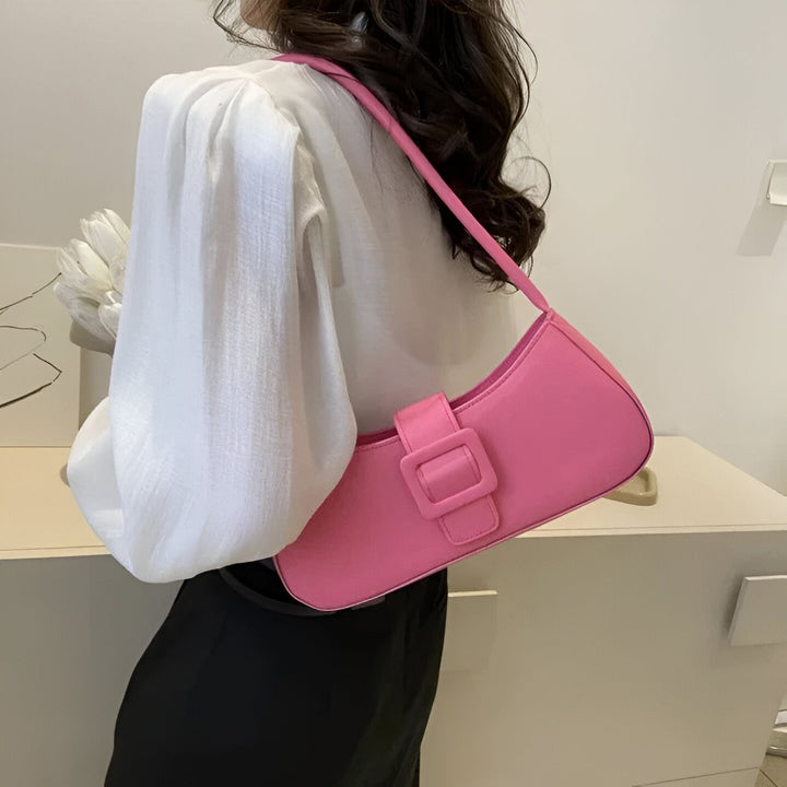 Femme portant un sac à épaule rose vif avec boucle, 46193943707872,46193943740640,46193943773408,46193943806176