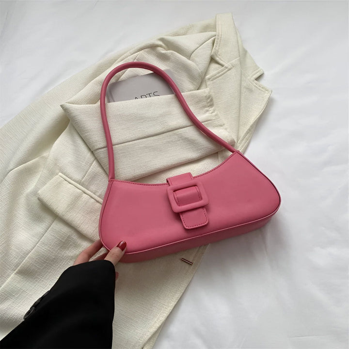 Sac baguette rose à boucle sur une veste blanche., 46193943707872,46193943740640,46193943773408,46193943806176