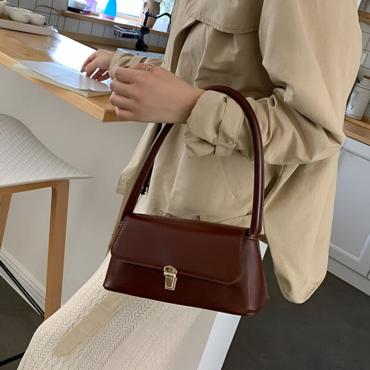Sac à main marron en cuir rectangulaire avec anse et fermoir doré., 46194027299040,46194027331808,46194027364576,46194027397344