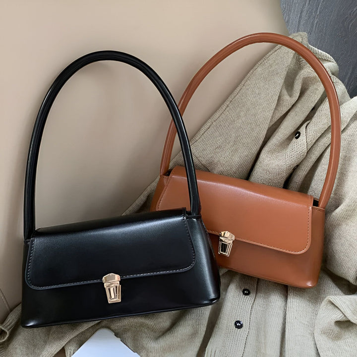 Deux sacs à main baguette noirs et marron avec fermoir doré., 46194027299040,46194027331808,46194027364576,46194027397344
