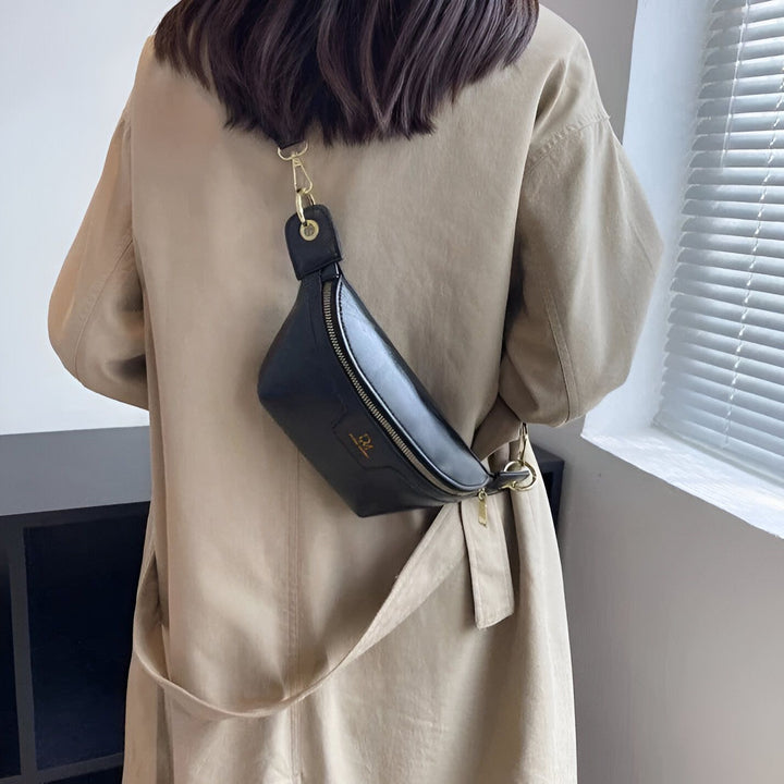 Femme de dos avec manteau beige et sac banane noir porté en bandoulière, 46194025332960,46194025365728,46194025398496,46194025431264,46194025464032