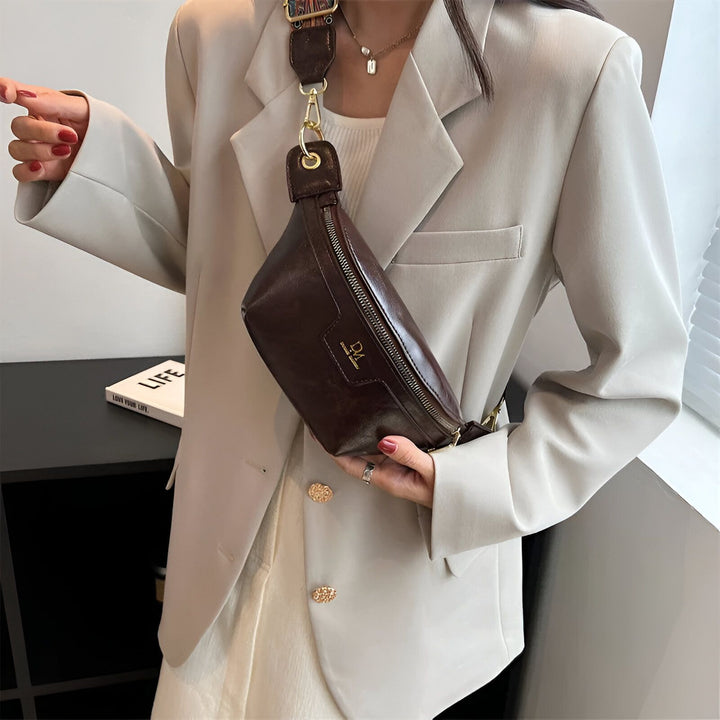 Sac bandoulière en cuir marron porté avec un blazer clair., 46194025332960,46194025365728,46194025398496,46194025431264,46194025464032