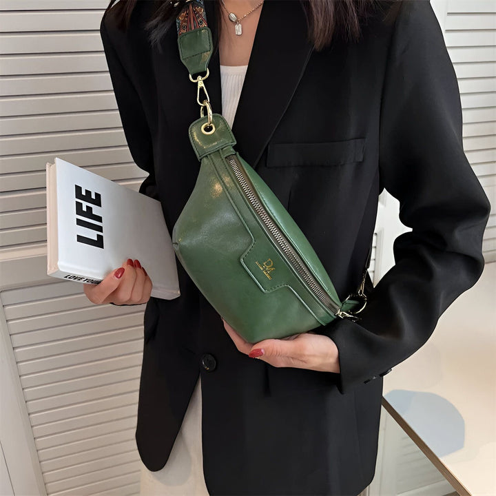 Sac banane vert en cuir porté avec blazer noir et livre LIFE., 46194025332960,46194025365728,46194025398496,46194025431264,46194025464032