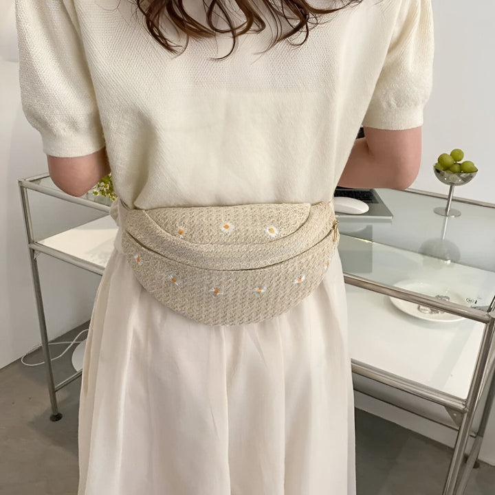 Sac banane beige tissé orné de petites fleurs blanches porté sur une robe longue crème., 46194023301344,46194023334112