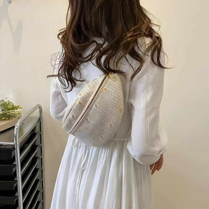 Femme en robe blanche portant un sac bandoulière en paille à motifs marguerites., 46194023301344,46194023334112