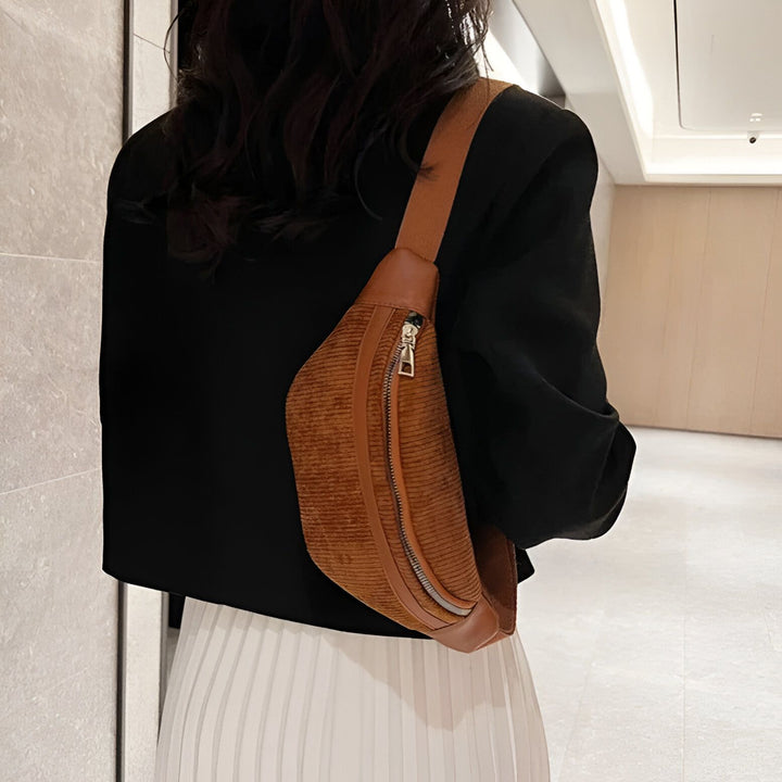 Sac banane marron texturé porté sur l'épaule avec veste noire et jupe blanche, 46194025726176,46194025758944,46194025791712